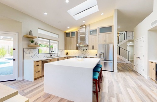 Paradise Park Vista House | A stately luxury house with pool nestled in a serene neighborhood