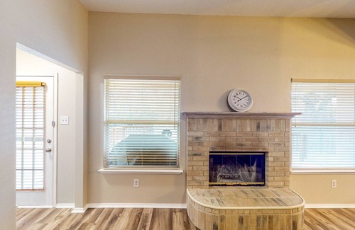 Azle House | A Stroll to the Lake