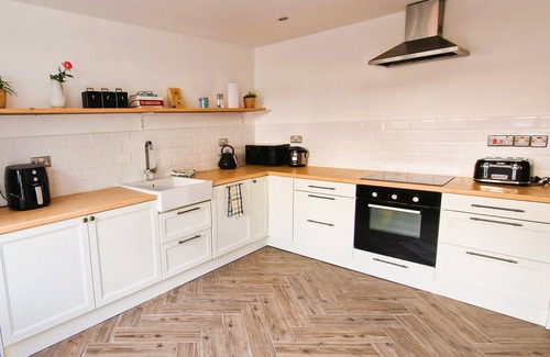 Southampton City Centre House | A stunning 3 bedroom house, 5-star stay on the city walls by West Quay.