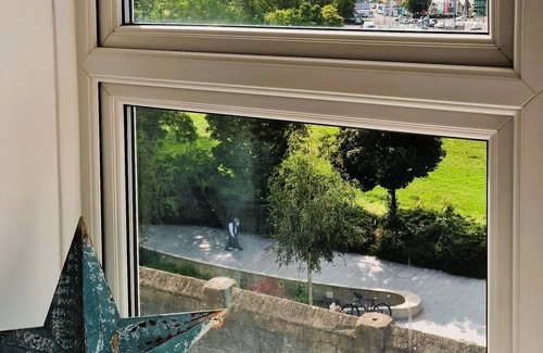 Southampton City Centre House | A stunning 3 bedroom house, 5-star stay on the city walls by West Quay.