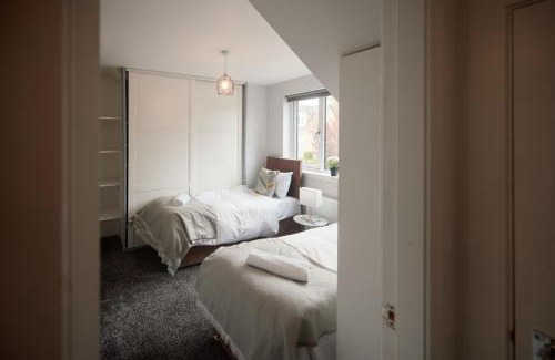 Larkhall House | A Stunning And Slick Escape