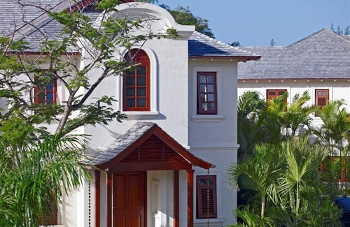 Gibbes Villa | A Stunning Property With A Breathtaking Communal Pool And Gazebo, Walk To Beach