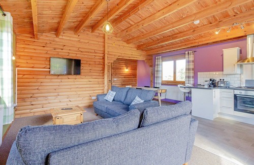 Scunthorpe Cabin | A stunning three bedroom lodge with a master bedroom served by an en-suite shower room, one double b