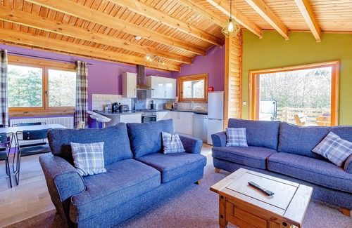 Scunthorpe Cabin | A stunning three bedroom lodge with a master bedroom served by an en-suite shower room, one double b