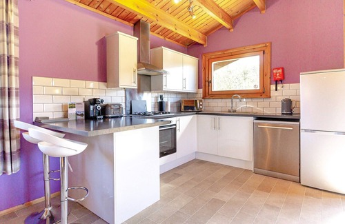 Scunthorpe Cabin | A stunning three bedroom lodge with a master bedroom served by an en-suite shower room, one double b