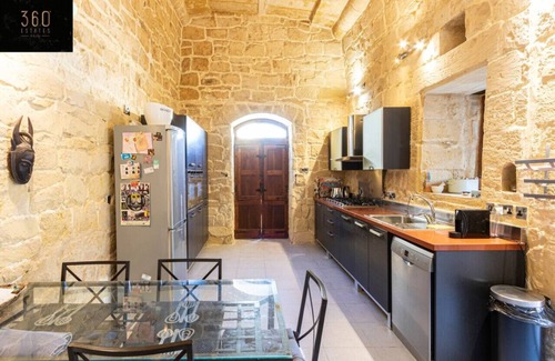 Zebbug Apartment | A stunning, townhouse with magnificent pool area !