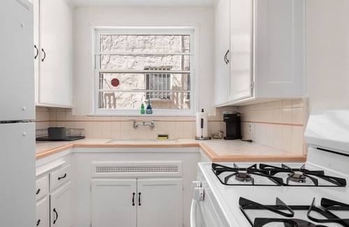 Carthay Circle Apartment | A Stylish Apartment: Your Ultimate LA Experience w/ Hot Tub