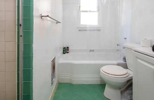 Carthay Circle Apartment | A Stylish Apartment: Your Ultimate LA Experience w/ Hot Tub