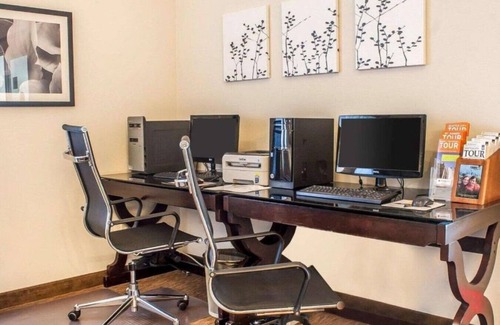 SeaTac House | A stylish, cozy stay by Seattle-Tacoma International Airport !