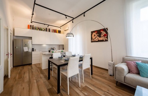 Est Apartment | A stylish urban retreat where design, comfort, and technology come together to offer you an extraordinary living experience. Nestled in the peaceful streets of Borgo Venezia, just minutes from Verona’s historic center, Spolverini16 is the perfect place