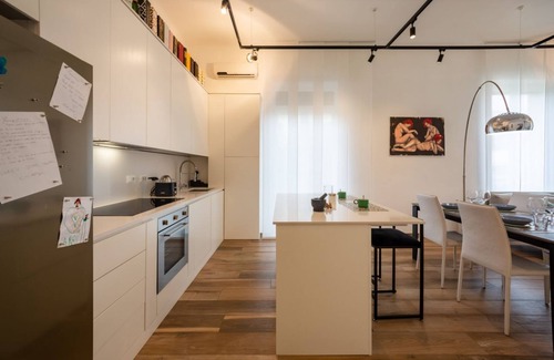 Est Apartment | A stylish urban retreat where design, comfort, and technology come together to offer you an extraordinary living experience. Nestled in the peaceful streets of Borgo Venezia, just minutes from Verona’s historic center, Spolverini16 is the perfect place