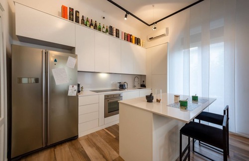 Est Apartment | A stylish urban retreat where design, comfort, and technology come together to offer you an extraordinary living experience. Nestled in the peaceful streets of Borgo Venezia, just minutes from Verona’s historic center, Spolverini16 is the perfect place