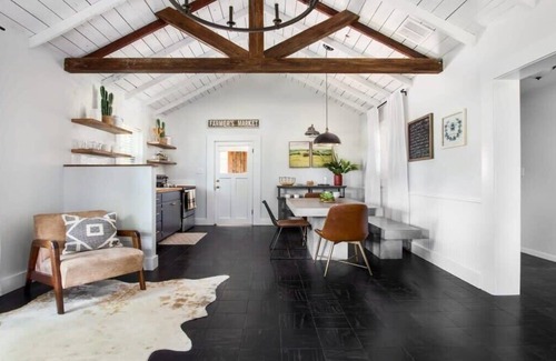 Fredericksburg Cottage | A Suite Retreat, Hot tub, Fire Pit, Sleeps 4!