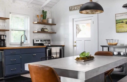 Fredericksburg Cottage | A Suite Retreat, Hot tub, Fire Pit, Sleeps 4!