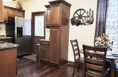 Centerra House | A SUITE Wild West HIDEAWAY 2BD/1BTH Amazing Location! WALK 2 Amenities!