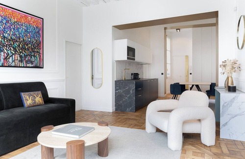Paris City Center Apartment | A Sumptuous 2BR/2BA apartment in Louvre