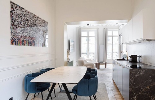 Paris City Center Apartment | A Sumptuous 2BR/2BA apartment in Louvre