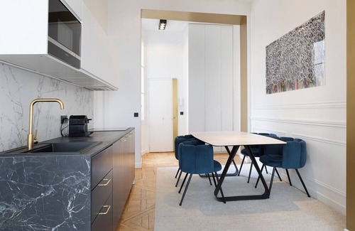 Paris City Center Apartment | A Sumptuous 2BR/2BA apartment in Louvre