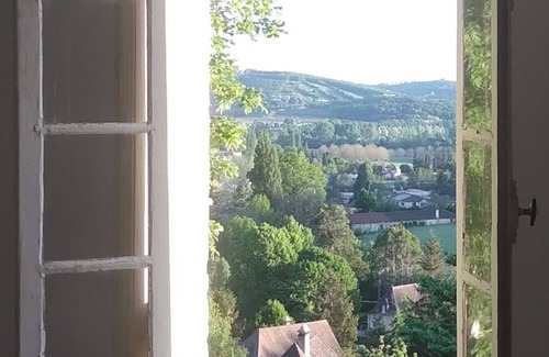 Saint-Cyprien House | A terrace above the valley