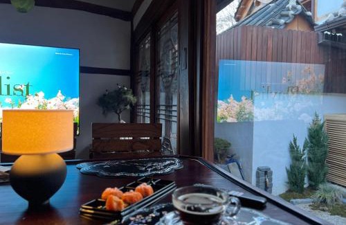 Gahoe-dong Apartment | A traditional Korean House with a yard