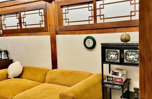 Gahoe-dong Apartment | A traditional Korean House with a yard