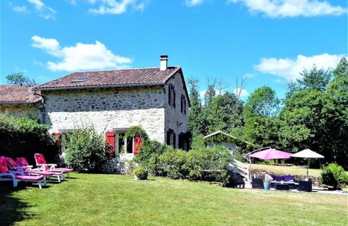 Abjat-sur-Bandiat Cottage | A tranquil setting with beautiful views