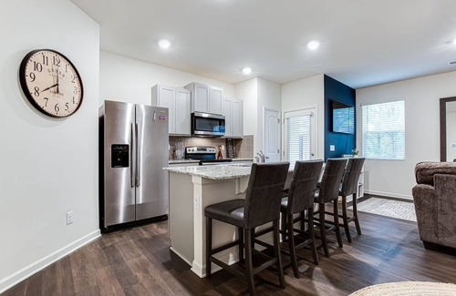 Union City House | A Traveler’s dream; Private Townhome 15min to Airport in peaceful Union City