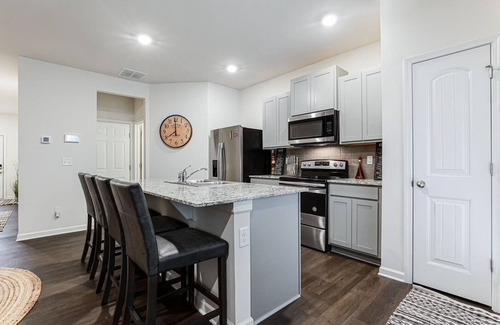 Union City House | A Traveler’s dream; Private Townhome 15min to Airport in peaceful Union City