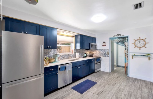 St. Pete Beach House | A TREASURE IN ST. PETE. COZY & COMFORTABLE HOUSE STEPS TO SHOPS AND RESTAURANTS