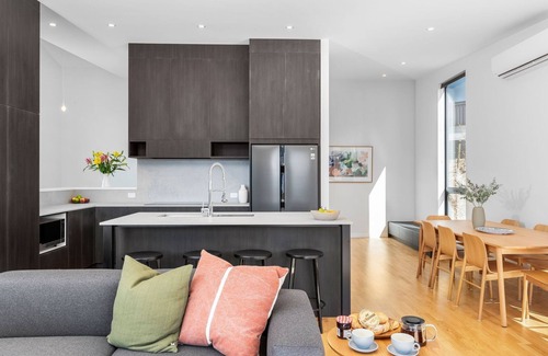 Queenstown House | A Twist on Olivers | Luxury | Lake and Mountain Views