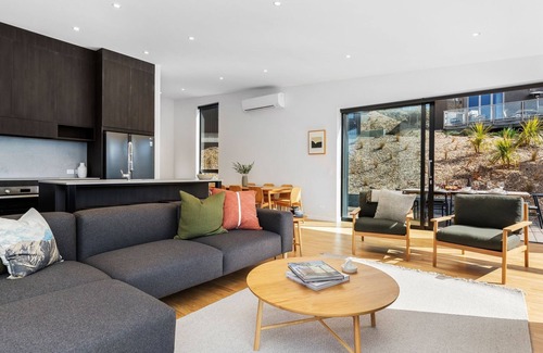Queenstown House | A Twist on Olivers | Luxury | Lake and Mountain Views