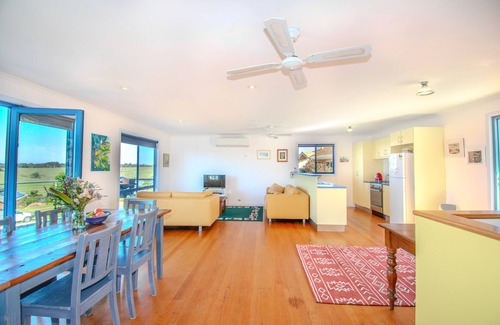 Lakes Entrance House | A two- story house with sweeping views of Bass Strait and the North Arm.