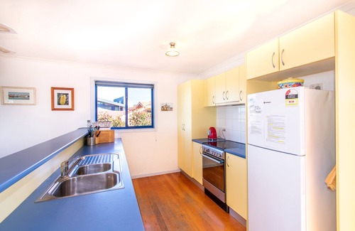 Lakes Entrance House | A two- story house with sweeping views of Bass Strait and the North Arm.