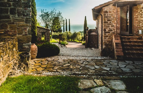 Monte del Lago House | A typical Umbrian Farm with magical views across Lake Trasimeno