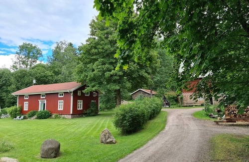Svenljunga Municipality Cottage | A typical swedish timber house- red with white corners