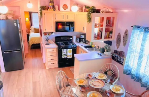 Sherkston Cabin | A unique beautiful cottage located in the Sherkston Shores resort!