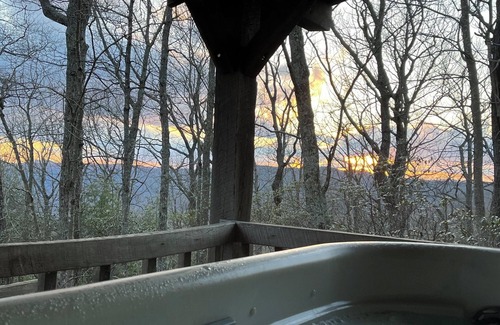 Piper Gap Cabin | A Unique Bed and Breakfast.Log Cabins, with Hot Tubs and Breakfast Delivered Each Morning :)