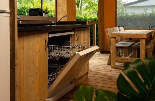Notter Cabin | A very chill safari tent with your own bar: the bartenter!
