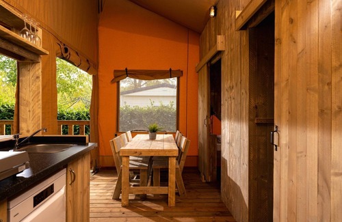 Notter Cabin | A very chill safari tent with your own bar: the bartenter!