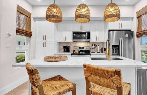 Nassau Condo | A vibrant, colorful, tropical retreat condo, 2 min drive to the beach, pool