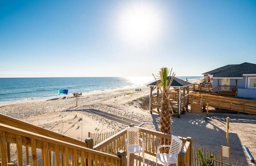 Long Beach House | A Villa Roja by Oak Island Accommodations