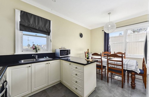 Port Macdonnell House | "A Wave From It All" is a Cosy 3 bedroom 1950's Mt