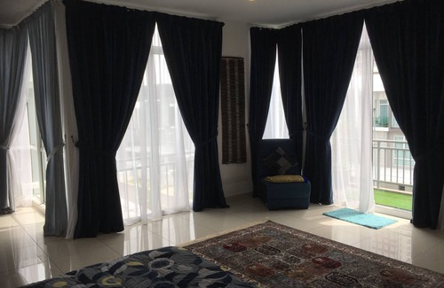 Johor Bahru House | A well-decorated 3-storey house near Malaysia-Singapore border checkpoint.