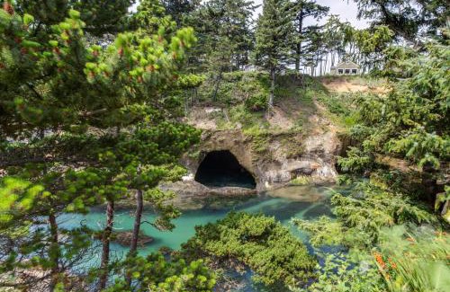 Depoe Bay Apartment | A Whale's Walk - Mariner 2