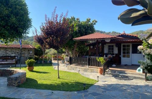 Avgonyma House | A wooden house in Kardamyla