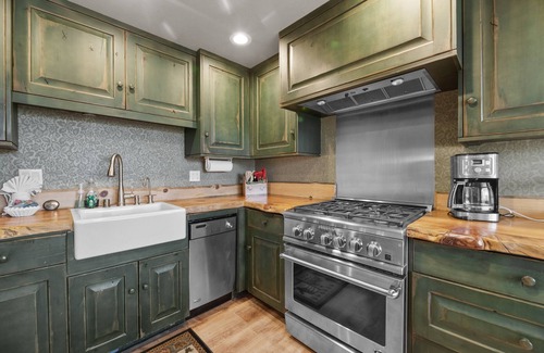 Upper Moonridge Cabin | A Woodsy Mountain Retreat - 2 Masters, Slope Views, Fireplace, Deck, BBQ
