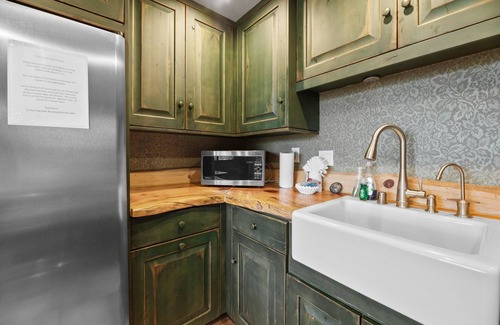 Upper Moonridge Cabin | A Woodsy Mountain Retreat - 2 Masters, Slope Views, Fireplace, Deck, BBQ