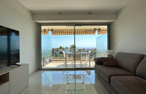 Vallauris Apartment | A085-Splendide appartement refait neuf avec vue mer