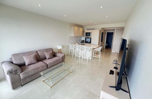 Vallauris Apartment | A085-Splendide appartement refait neuf avec vue mer