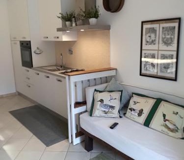 Guardistallo Apartment | A10 nel borgo- con giardino vista mare